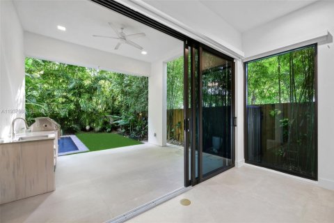 Adosado en venta en Miami, Florida, 4 dormitorios, 225.2 m2 № 1996853 - foto 11