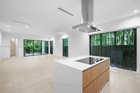 Adosado en venta en Miami, Florida, 4 dormitorios, 225.2 m2 № 1996853 - foto 10