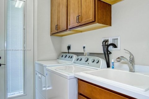 Townhouse in Hollywood, Florida 3 bedrooms, 132.01 sq.m. № 1925439 - photo 17