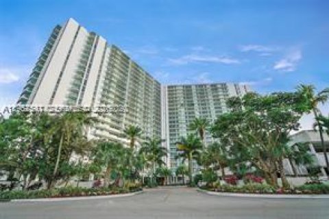 Copropriété à louer à Sunny Isles Beach, Floride: 2 chambres, 141.3 m2 № 2024082 - photo 2