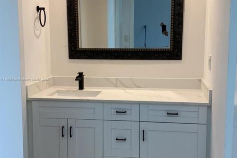 Condo in Sunny Isles Beach, Florida, 2 bedrooms № 1926681 - photo 13