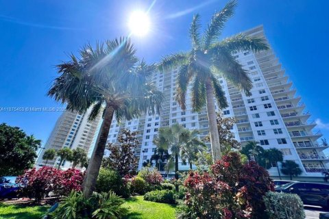 Condo in Sunny Isles Beach, Florida, 2 bedrooms № 1926681 - photo 2