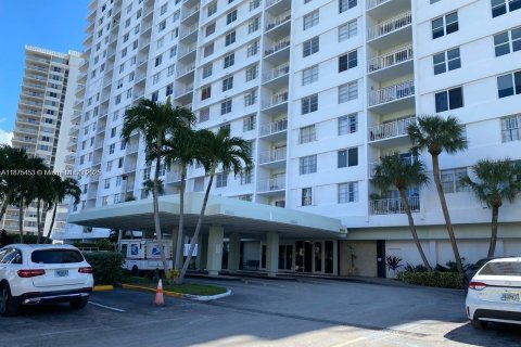 Condo in Sunny Isles Beach, Florida, 2 bedrooms № 1926681 - photo 29