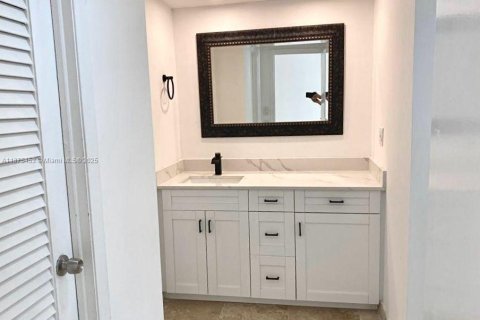 Condo in Sunny Isles Beach, Florida, 2 bedrooms № 1926681 - photo 12