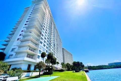 Condo in Sunny Isles Beach, Florida, 2 bedrooms № 1926681 - photo 3