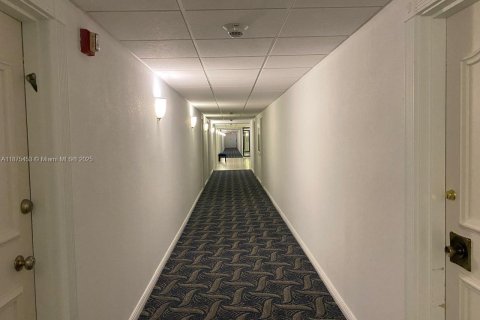 Condo in Sunny Isles Beach, Florida, 2 bedrooms № 1926681 - photo 28