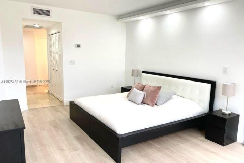 Condo in Sunny Isles Beach, Florida, 2 bedrooms № 1926681 - photo 25