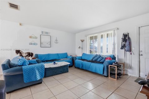 House in Port St. Lucie, Florida 3 bedrooms, 122.63 sq.m. № 2428190 - photo 9