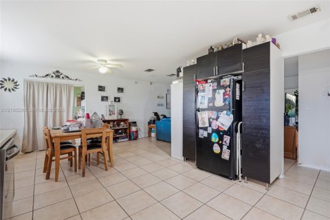 House in Port St. Lucie, Florida 3 bedrooms, 122.63 sq.m. № 2428190 - photo 15