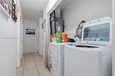 House in Port St. Lucie, Florida 3 bedrooms, 122.63 sq.m. № 2428190 - photo 30