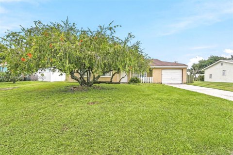 House in Port St. Lucie, Florida 3 bedrooms, 122.63 sq.m. № 2428190 - photo 3