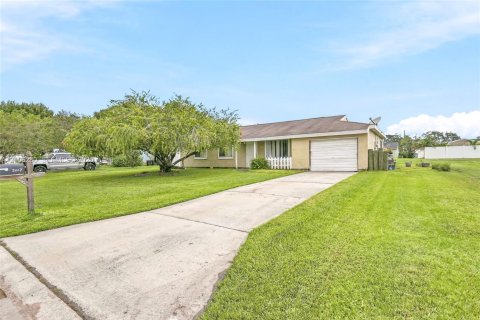House in Port St. Lucie, Florida 3 bedrooms, 122.63 sq.m. № 2428190 - photo 2