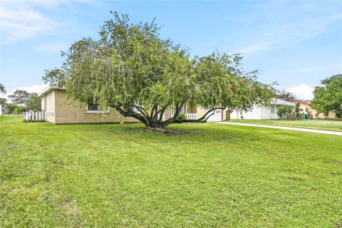 House in Port St. Lucie, Florida 3 bedrooms, 122.63 sq.m. № 2428190 - photo 4