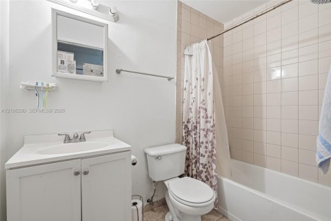 House in Port St. Lucie, Florida 3 bedrooms, 122.63 sq.m. № 2428190 - photo 23