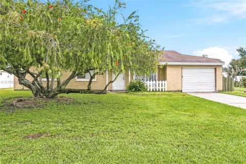 House in Port St. Lucie, Florida 3 bedrooms, 122.63 sq.m. № 2428190