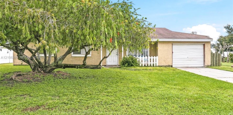 House in Port St. Lucie, Florida 3 bedrooms, 122.63 sq.m. № 2428190