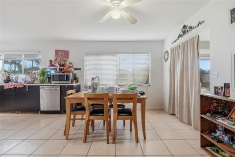House in Port St. Lucie, Florida 3 bedrooms, 122.63 sq.m. № 2428190 - photo 11