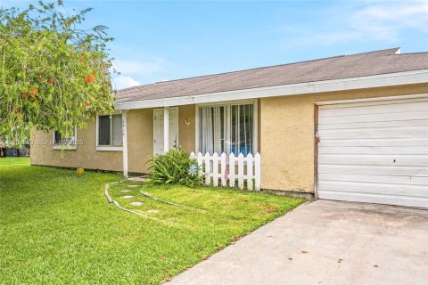 House in Port St. Lucie, Florida 3 bedrooms, 122.63 sq.m. № 2428190 - photo 6