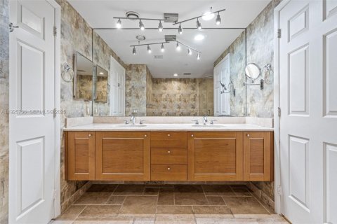 Condo in Fort Lauderdale, Florida, 2 bedrooms № 1986138 - photo 25