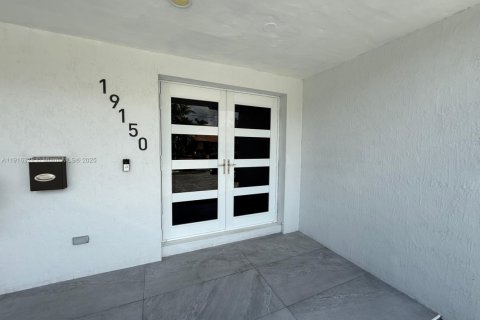 House in Hialeah, Florida 6 bedrooms, 255.3 sq.m. № 1970846 - photo 5