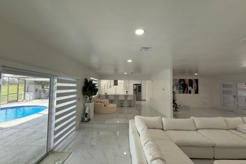 House in Hialeah, Florida 6 bedrooms, 255.3 sq.m. № 1970846 - photo 17