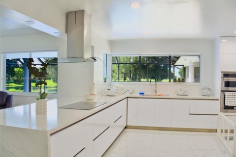 House in Hialeah, Florida 6 bedrooms, 255.3 sq.m. № 1970846 - photo 21