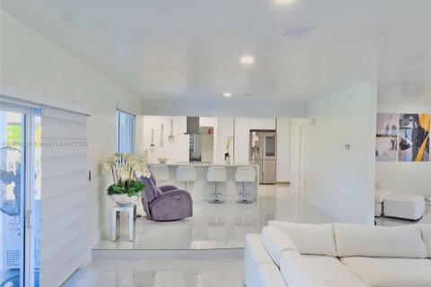 House in Hialeah, Florida 6 bedrooms, 255.3 sq.m. № 1970846 - photo 10