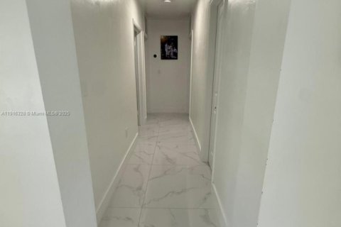 House in Hialeah, Florida 6 bedrooms, 255.3 sq.m. № 1970846 - photo 20