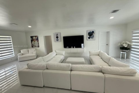 House in Hialeah, Florida 6 bedrooms, 255.3 sq.m. № 1970846 - photo 14