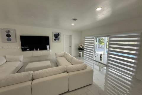 House in Hialeah, Florida 6 bedrooms, 255.3 sq.m. № 1970846 - photo 15
