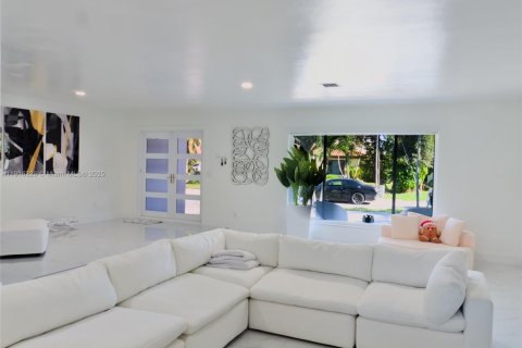 House in Hialeah, Florida 6 bedrooms, 255.3 sq.m. № 1970846 - photo 9