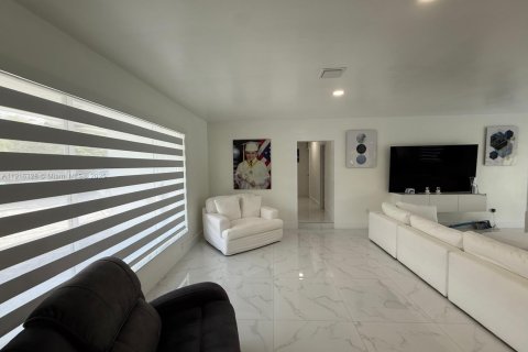 House in Hialeah, Florida 6 bedrooms, 255.3 sq.m. № 1970846 - photo 12