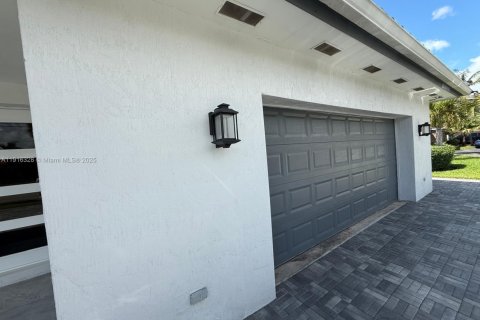 House in Hialeah, Florida 6 bedrooms, 255.3 sq.m. № 1970846 - photo 6