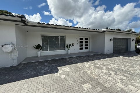 House in Hialeah, Florida 6 bedrooms, 255.3 sq.m. № 1970846 - photo 3