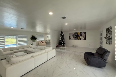 House in Hialeah, Florida 6 bedrooms, 255.3 sq.m. № 1970846 - photo 19