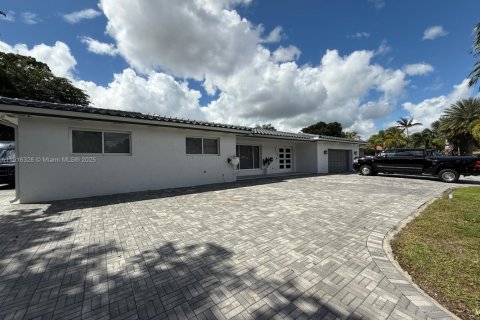 House in Hialeah, Florida 6 bedrooms, 255.3 sq.m. № 1970846 - photo 2