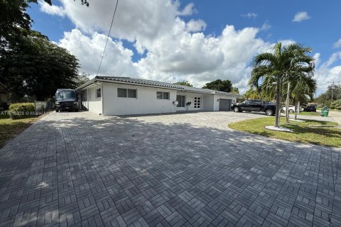 House in Hialeah, Florida 6 bedrooms, 255.3 sq.m. № 1970846 - photo 1