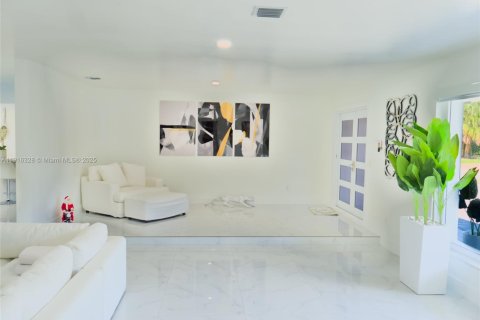 House in Hialeah, Florida 6 bedrooms, 255.3 sq.m. № 1970846 - photo 7