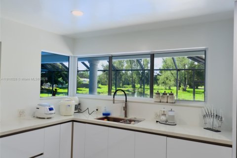 House in Hialeah, Florida 6 bedrooms, 255.3 sq.m. № 1970846 - photo 22