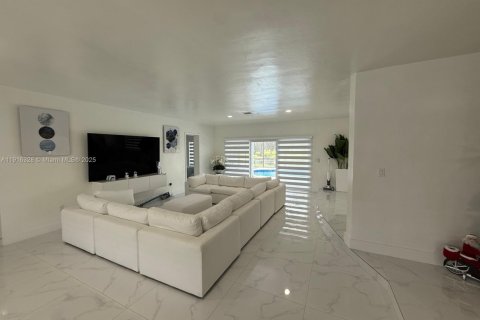 House in Hialeah, Florida 6 bedrooms, 255.3 sq.m. № 1970846 - photo 13