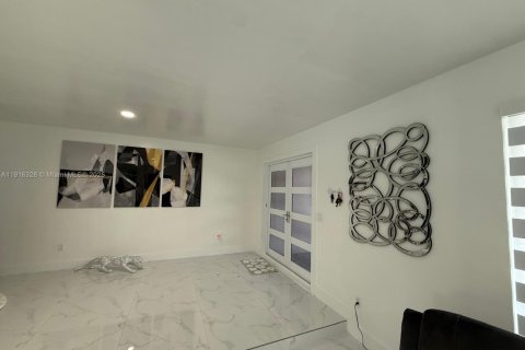 House in Hialeah, Florida 6 bedrooms, 255.3 sq.m. № 1970846 - photo 11
