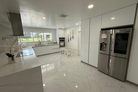 House in Hialeah, Florida 6 bedrooms, 255.3 sq.m. № 1970846 - photo 24