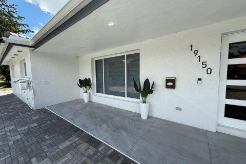 House in Hialeah, Florida 6 bedrooms, 255.3 sq.m. № 1970846 - photo 4