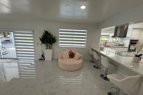 House in Hialeah, Florida 6 bedrooms, 255.3 sq.m. № 1970846 - photo 16