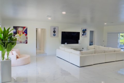 House in Hialeah, Florida 6 bedrooms, 255.3 sq.m. № 1970846 - photo 8