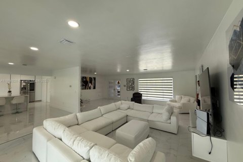 House in Hialeah, Florida 6 bedrooms, 255.3 sq.m. № 1970846 - photo 18