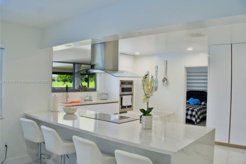 House in Hialeah, Florida 6 bedrooms, 255.3 sq.m. № 1970846 - photo 23