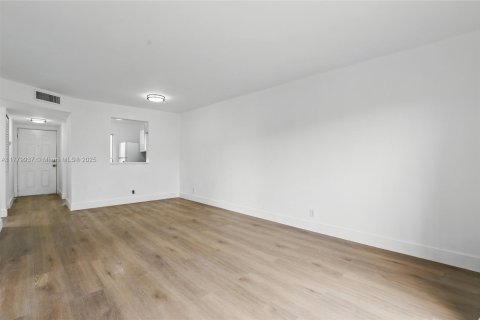 Condo in Miramar, Florida, 2 bedrooms  № 1868517 - photo 11