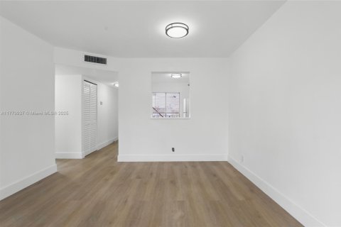 Condo in Miramar, Florida, 2 bedrooms  № 1868517 - photo 9