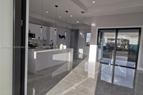 Casa en venta en Cape Coral, Florida, 4 dormitorios, 169.27 m2 № 2047494 - foto 10